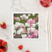 晴れた日の明るい白とピンクのチューリップ スタンダードカクテルナプキン (インサイチュ)