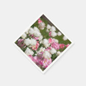 晴れた日の明るい白とピンクのチューリップ スタンダードカクテルナプキン (角)