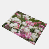 晴れた日の明るい白とピンクのチューリップ ドアマット (アングル)