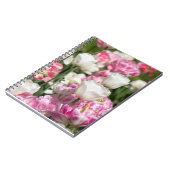 晴れた日の明るい白とピンクのチューリップ ノートブック (左側)