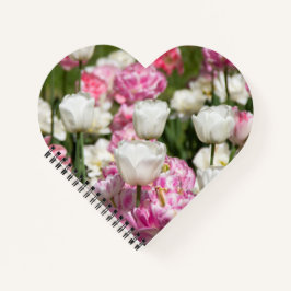 晴れた日の明るい白とピンクのチューリップ ノートブック