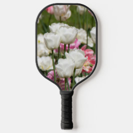 晴れた日の明るい白とピンクのチューリップ ピックルボールラケット