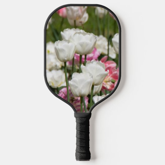 晴れた日の明るい白とピンクのチューリップ ピックルボールラケット (正面)