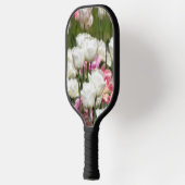 晴れた日の明るい白とピンクのチューリップ ピックルボールラケット (左)