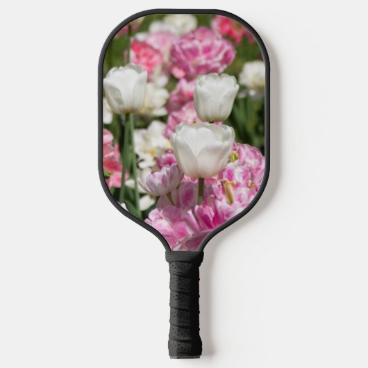 晴れた日の明るい白とピンクのチューリップ ピックルボールラケット (正面)
