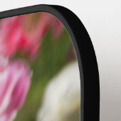 晴れた日の明るい白とピンクのチューリップ ピックルボールラケット (左詳細)