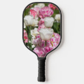 晴れた日の明るい白とピンクのチューリップ ピックルボールラケット (裏面)