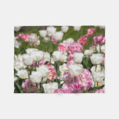 晴れた日の明るい白とピンクのチューリップ フリースブランケット (正面(横))