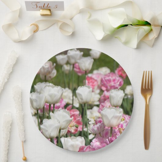 晴れた日の明るい白とピンクのチューリップ ペーパープレート (ウェディング)
