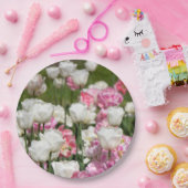 晴れた日の明るい白とピンクのチューリップ ペーパープレート (パーティー)