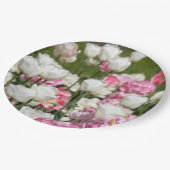 晴れた日の明るい白とピンクのチューリップ ペーパープレート (アングル)