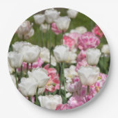 晴れた日の明るい白とピンクのチューリップ ペーパープレート (正面)