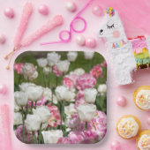 晴れた日の明るい白とピンクのチューリップ ペーパープレート (パーティー)