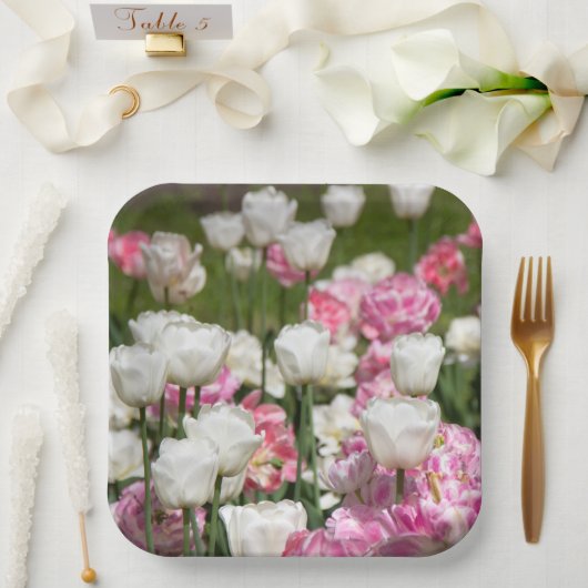 晴れた日の明るい白とピンクのチューリップ ペーパープレート (ウェディング)