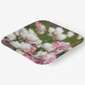 晴れた日の明るい白とピンクのチューリップ ペーパープレート (傾斜あり)