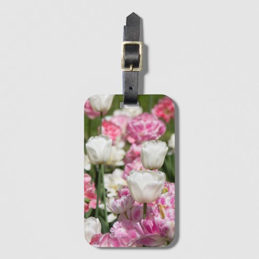 晴れた日の明るい白とピンクのチューリップ ラゲッジタグ (正面縦)
