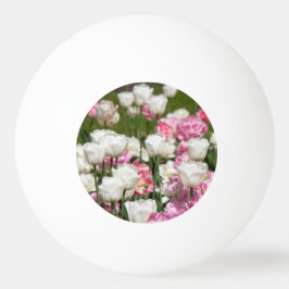 晴れた日の明るい白とピンクのチューリップ 卓球ボール