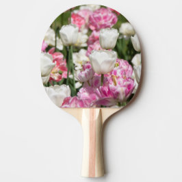 晴れた日の明るい白とピンクのチューリップ 卓球ラケット