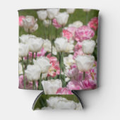 晴れた日の明るい白とピンクのチューリップ 缶クーラー (正面)
