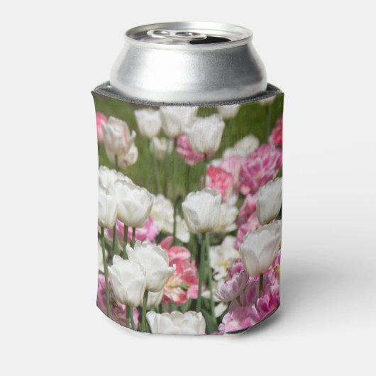 晴れた日の明るい白とピンクのチューリップ 缶クーラー (缶裏面)