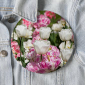 晴れた日の明るい白とピンクのチューリップ 缶バッジ (インサイチュ)