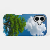 晴れた日差しの中で綿菓子の雲 iPhone 16ケース (裏面横)