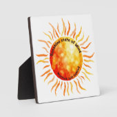 晴れた気マンマン、悩みは置き去りに フォトプラーク (正面)