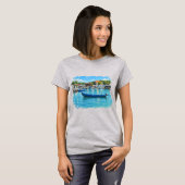 晴れた海岸の港に浮かぶ青い漁船 Tシャツ (正面フル)