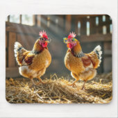 晴れた納屋で眼鏡をかけた鶏 マウスパッド (正面)