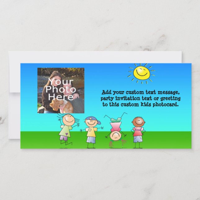 晴れた遊日の子供たちのアウトドア (正面)