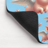 晴れた青い飛んでいる空に浮かぶ可愛い豚 マウスパッド (コーナー)