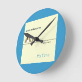 晴れた黄色と明るい青 – 小さな鳥が言った ラウンド壁時計 (傾斜)