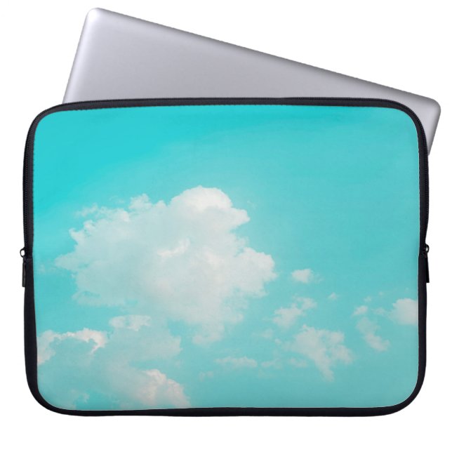 晴れ渡る青空と雲 ラップトップスリーブ (正面)
