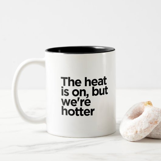 「暑い、ブラックおもしろい文字引用文」 ツートーンマグカップ (ドーナツ)