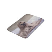 暖かいタオルの毛布に抱きしめたパグ子犬 バスマット (アングル)