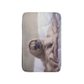 暖かいタオルの毛布に抱きしめたパグ子犬 バスマット (正面縦)