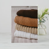 暖かいニットの冬のセーターの居心地の良いスタック 箔招待状 (立ち正面)