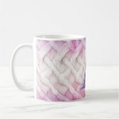 暖かいピンクの白い紫の文字A コーヒーマグカップ (左)