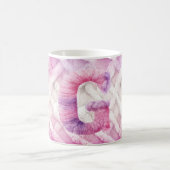 暖かいピンクの白い紫の文字G コーヒーマグカップ (中央)