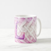 暖かいピンクの白い紫の文字L コーヒーマグカップ (正面右)