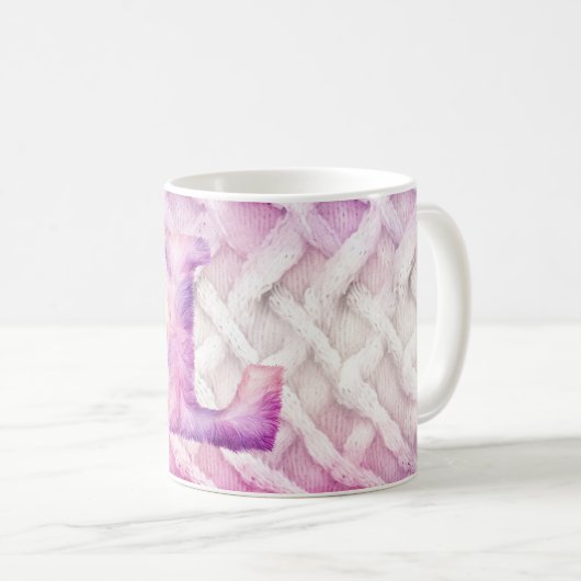 暖かいピンクの白い紫の文字L コーヒーマグカップ (正面右)