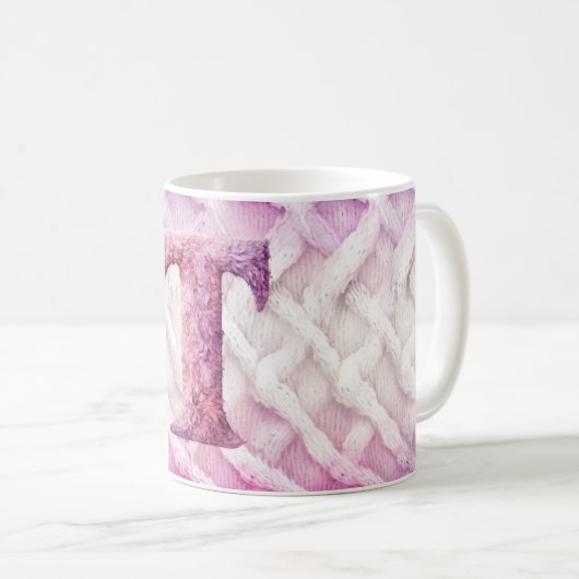暖かいピンクの白い紫の文字T コーヒーマグカップ (正面右)