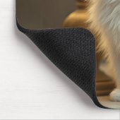 暖かいランプの明かりの中に座っている白猫 マウスパッド (コーナー)