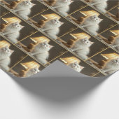 暖かいランプの明かりの中に座っている白猫 ラッピングペーパー (角)