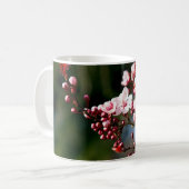暖かい夏の光に映えるピンクの花 コーヒーマグカップ (正面左)