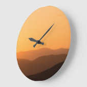 暖かい山の夕日 ラージ壁時計 (傾斜)