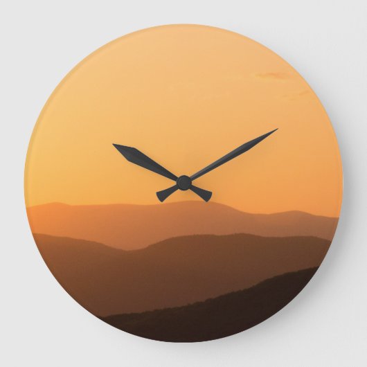 暖かい山の夕日 ラージ壁時計 (正面)