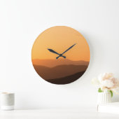 暖かい山の夕日 ラージ壁時計 (ホーム)