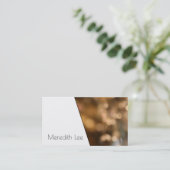 暖かい金ゴールドの《写真》ぼけ味の写真上の斜めの白 名刺 (スタンド正面)