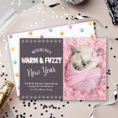 暖かくてファジーな新年ペット写真タイポグラフィプラム シーズンカード
